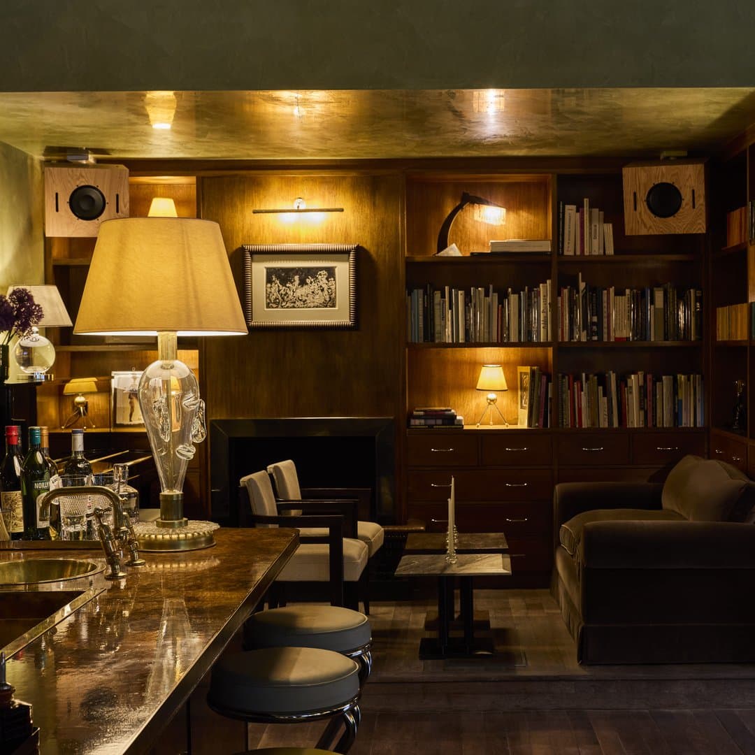BOBBI'S BAR